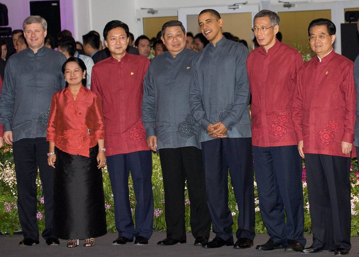 Khi sang Singapore năm 2009 dự APEC, các nhà lãnh đạo mặc áo của người gốc Trung Quốc sinh sống tại quốc gia này. Ảnh GD