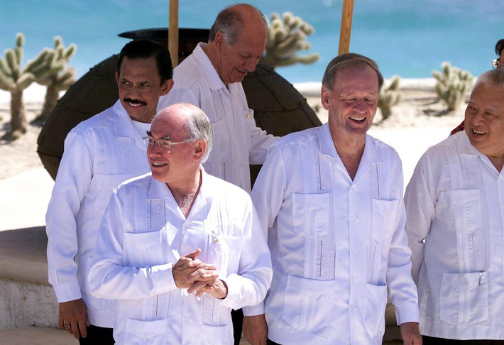 Trong dịp Mexico là nước chủ nhà APEC năm 2002, áo truyền thống guayabera đã được các nguyên thủ thế giới mặc trong lúc chụp hình chung tập thể. Ảnh GD