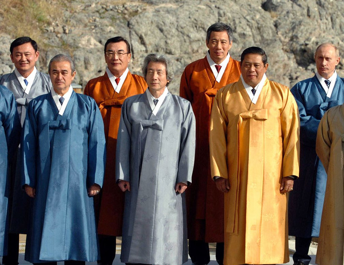 Tới Hàn Quốc năm 2005 để dự hội nghị APEC, các nguyên thủ thế giới đã mặc áo hanbok. Ảnh GD