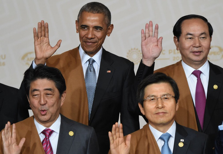 Năm nay, các nhà lãnh đạo tham dự Hội nghị APEC 2016 tổ chức ở Thủ đô Lima, Peru khoác lên mình áo len làm từ lạc đà vicuna trong tấm ảnh chụp chung. Loại len làm từ loài lạc đà này cực quý hiếm. Ảnh GD