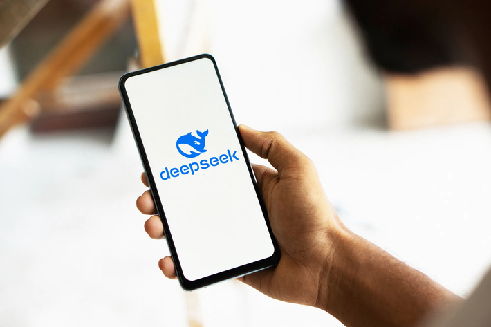 Báo cáo dự đoán chi phí hoạt động của DeepSeek có thể giảm 5 lần vào cuối năm. (Ảnh: WIRED)