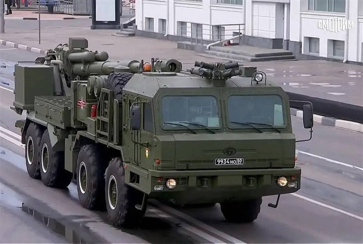 Điển hình như trọng lượng ở mức 32 tấn bị xem là khá nặng nề, kích thước của tổ hợp cũng khá cồng kềnh, trong khi so sánh về đặc tính chiến đấu thì lại kém xa các sản phẩm cùng loại do phương Tây chế tạo.