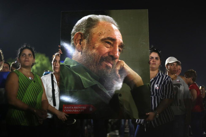 Mọi người mang theo di ảnh cỡ lớn của cố lãnh đạo Fidel Castro. Ảnh Reuters