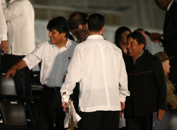 Tổng thống Bolivia Evo Morales (trái) và Ngoại trưởng Bolivia David Choquehuanca lúc tới dự lễ tưởng niệm cố lãnh tụ Cuba Fidel Castro. Ảnh Reuters