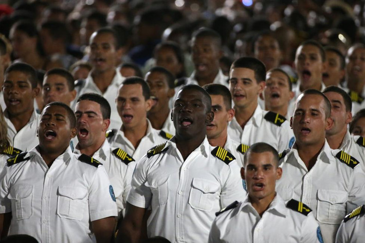 Lính hải quân Cuba hát vang khúc ca trong lễ tưởng niệm. Ảnh Reuters
