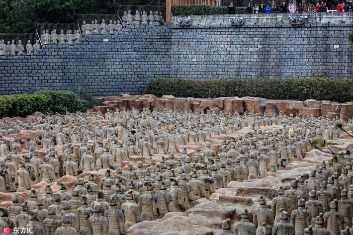 Khu lăng mộ có diện tích rộng khoảng 56km2, bao gồm hàng nghìn căn phòng, cung điện, tháp canh, hầm bẫy...