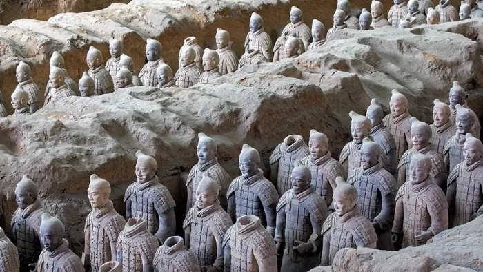 Khi khai quật một kho quân lính mới gần lăng mộ Tần Thủy Hoàng, họ phát hiện ra các bộ tượng điêu khắc tướng quân và sĩ quan quân đội.
