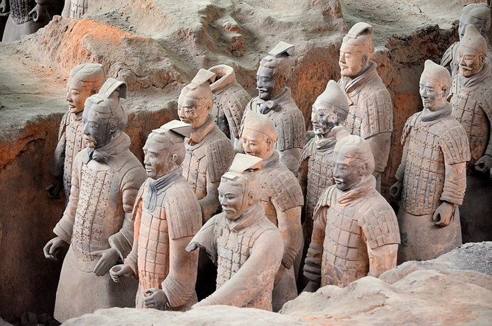 Khi nói đến lăng mộ của ông, người ta thường nghĩ đến hàng nghìn đội quân đất nung được làm sống động như thật.