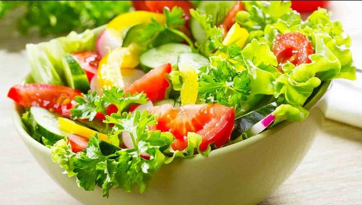 Salad rau xanh trộn dầu ăn. Các mẹ nên sử dụng dầu ăn tự nhiên thay vì dầu tinh luyện cho món salad trộn này vì như thế các bé sẽ dễ hấp thụ hơn. Dầu ăn tự nhiên có tác dụng làm chất trung hòa giúp có thể bé dễ hấp thu các dưỡng chất có trong rau xanh hơn.