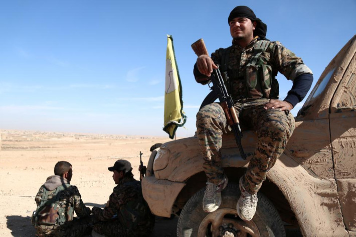 Một thành viên SDF ngồi nghỉ trên nóc xe ở phía bắc Raqqa. Vào cuối tuần vừa rồi, SDF đã chính thức tuyên bố khởi động chiến dịch Raqqa khỏi ách thống trị tàn bạo của phiến quân IS. Ảnh Reuters