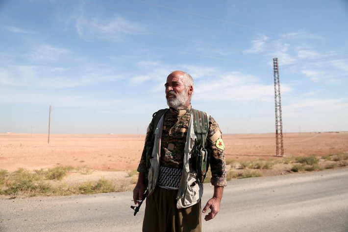 Một chiến binh già của SDF tham gia chiến dịch quân sự Raqqa lần này. Ảnh Reuters