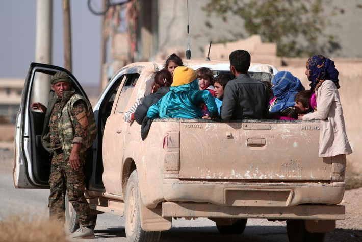 Những người chạy khỏi Raqqa sử dụng đủ loại phương tiện giao thông. Ảnh Reuters