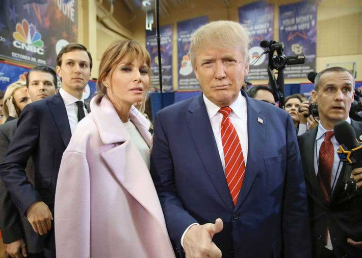 Ngày 16/6/2015, tỷ phú Donald Trump chính thức tuyên bố tham gia cuộc đua vào Nhà Trắng. Bà Melania trở thành hậu phương vững chắc, luôn bên cạnh khích lệ và hỗ trợ các công việc ngoại giao cho chồng. Ảnh: Harper's Bazaar