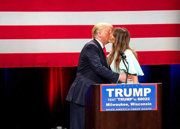 Sánh bước cùng chồng vào Nhà Trắng, chắc chắn bà Melania phá vỡ khuôn mẫu được "hun đúc" nhiều năm bởi phu nhân của các cựu tổng thống Mỹ. Ảnh: Getty