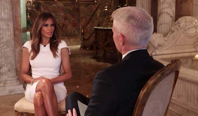 Càng gần đến ngày bầu cử, dường như bà Melania càng cởi mở hơn với truyền thông về đời tư cá nhân. Tháng 10/2016, lần đầu tiên, bà xuất hiện trên truyền hình để lên tiếng bênh vực chồng sau những cáo buộc ông Trump tấn công tình dục và vụ bê bối đoạn băng video thô tục từ năm 2005. Ảnh: CNN