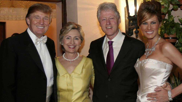 Sau 2 năm hẹn hò, ông Trump đề nghị bà Melania "góp gạo thổi cơm chung" tại căn hộ trong tòa tháp Trump. Mãi đến năm 2005, họ mới tổ chức lễ cưới ở Palm Beach, Florida. Vợ chồng cựu Tổng thống Bill Clinton cũng nằm trong 350 khách tham dự buổi tiệc. Ảnh: Mint Press News