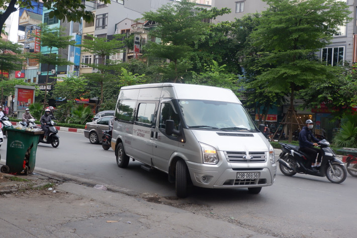 Theo ghi nhận của PV, vào 15h30 chiều ngày 13/9, tài xế Doãn Quý Phiến đã lái chiếc xe ô tô 16 chỗ tiến thẳng vào cổng kí túc xá (Học viện Báo chí và Tuyên truyền) để tiếp tục quá trình đến đón học sinh trường Gateway sau khi tan học.