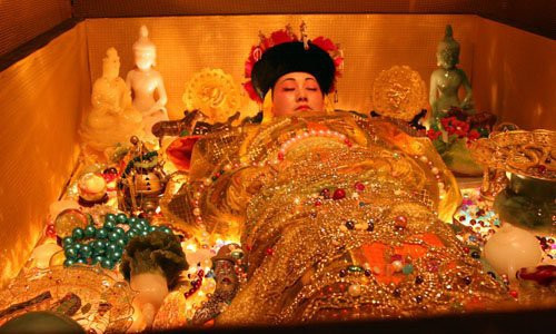 Phỉ thúy hình dưa hấu là báu vật độc nhất vô nhị, từng được Tây Thái hậu Từ Hy gìn giữ trong tủ khóa chặt và giao ba thái giám canh gác.