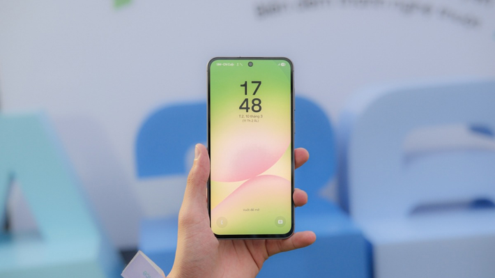 Các tính năng AI như nhận diện nội dung, chỉnh ảnh không cần app ngoài, và chụp ảnh nhóm thông minh mang lại trải nghiệm cao cấp, giống flagship. (Ảnh: CellphoneS)