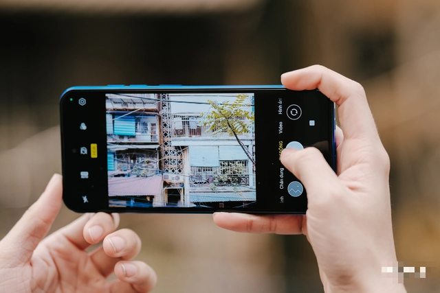 Hệ thống camera gồm cảm biến chính 13MP và selfie 8MP, chụp đủ dùng trong điều kiện sáng tốt. (Ảnh: Webuy)