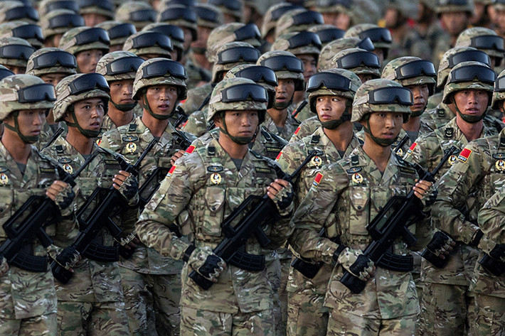 Dù có muốn hay không thì cũng không thể phủ nhận rằng, Quân đội Trung Quốc ngày nay là đạo quân đông đảo và tinh nhuệ bậc nhất trên thế giới và họ đang từng bước soán ngôi nước Mỹ một cách toàn diện. Và với nguồn lực gần như vô tận, thật sự rất khó có quốc gia nào có thể cản được bước tiến của Bắc Kinh chỉ bằng vũ khí thông thường. Nguồn ảnh: Los Angeles Times.