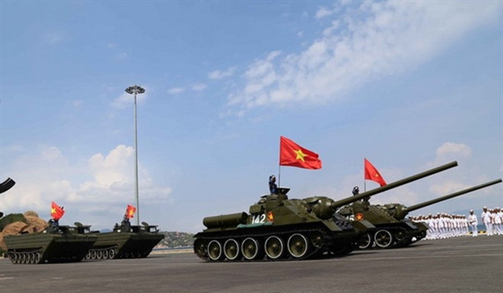 Pháo chính D-10S 100 mm của SU-100 cũng có thể hoán đổi với các loại xe tăng nói trên, ngoài ra nguồn đạn dự trữ với nhiều chủng loại khác nhau cũng còn khá dồi dào.