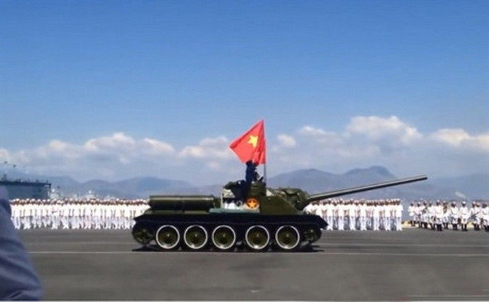 Cần lưu ý thêm, SU-100 thực chất là bản nâng cấp của pháo tự hành diệt tăng SU-85 85 mm thế hệ trước, được Quân đội Liên Xô sử dụng từ giai đoạn cuối Chiến tranh thế giới II, nó sử dụng khung gầm xe tăng hạng trung T-34-85.