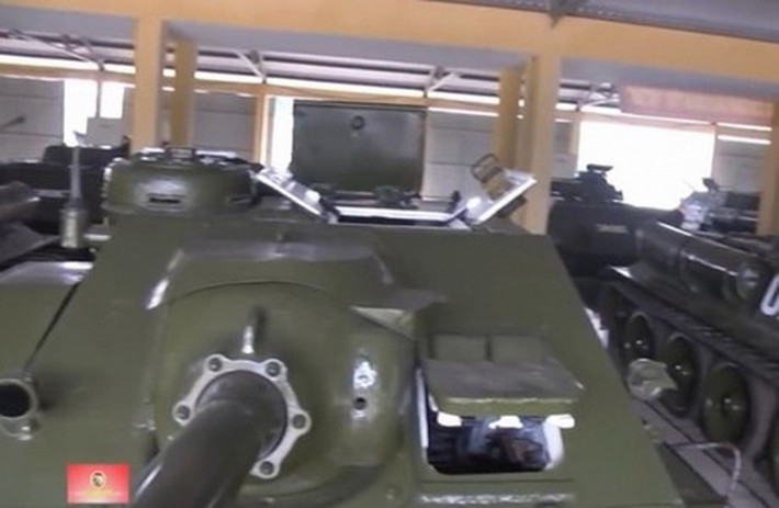 Bên cạnh đó, tương tự pháo nòng dài M47 152 mm, vai trò của SU-100 rõ ràng hơn khi nằm trong đội hình phương tiện phòng thủ bờ biển của các đơn vị hải quân.