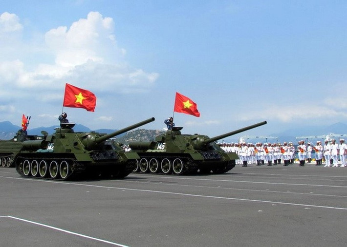 Pháo tự hành diệt tăng SU-100 có trọng lượng chiến đấu 31,6 tấn; chiều dài 9,45 m; chiều rộng 3,0 m; chiều cao 2,25 m; kíp chiến đấu gồm 4 người bao gồm trưởng xe, lái xe, pháo thủ và nạp đạn.