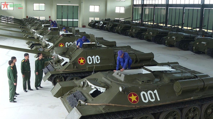Trái tim của pháo tự hành diệt tăng SU-100 là động cơ diesel 4 kỳ V-2-34, 12 xilanh có công suất 500 mã lực (370 kW) cho tốc độ tối đa 48 km/h trên đường tốt, tầm hoạt động 320 km.