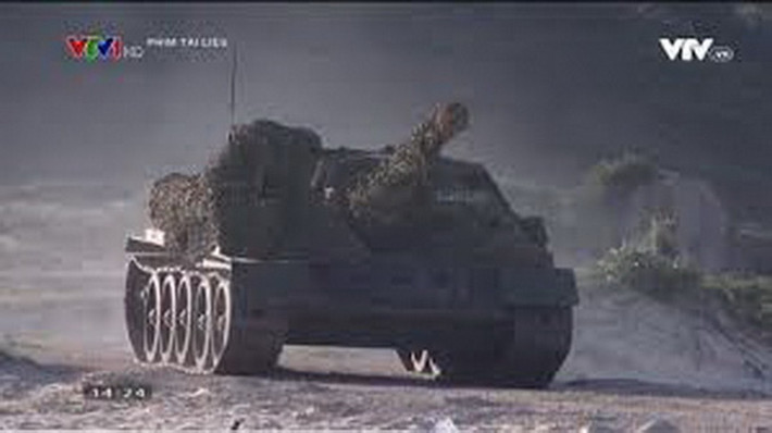 Ấn phẩm Militarnyi lưu ý rằng chiến thuật sử dụng SU-100 liên quan đến việc ngụy trang trên bờ biển trong đội hình đã chuẩn bị sẵn, chờ tàu địch tiếp cận cự ly tác xạ hiệu quả, hoặc khi lực lượng đổ bộ vào bờ.