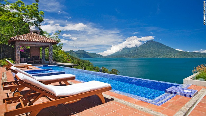 Thỏa thích bơi trong hồ bơi vô cực của khu nghỉ dưỡng Casa Palopo rồi sau đó ngắm nhìn các núi lửa ở Hồ Atilan và những ngôi làng của người Maya ở đất nước Guatemala sẽ là kỉ niệm đáng nhớ trong Ngày Valentine 2017 năm nay. Ảnh CNN