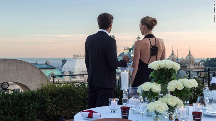 Tận hưởng những dịch vụ tuyệt hảo, đẳng cấp ở Khách sạn Metropole ở Monte Carlo, Monaco là một trải nghiệm khó quên dịp Valentine năm 2017. Ảnh CNN