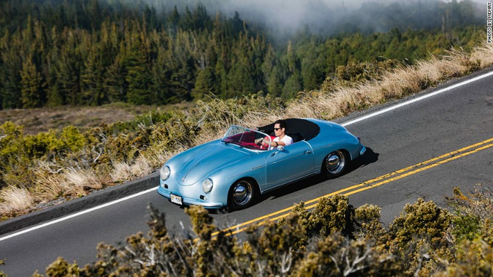 CNN đề xuất du khách làm một chuyến thưởng ngoạn Hawaii bằng cách lái xe Porsche năm 1957. Ảnh CNN