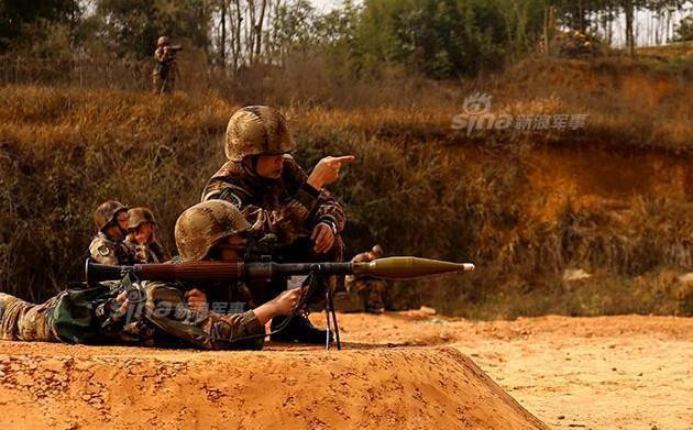 Dẫu vậy với hàng tá ưu điểm thì súng chống tăng RPG-7 đang được sử dụng cực kỳ phổ biến biên chế của quân đội 70 quốc gia trên thế giới trong đó bao gồm cả Việt Nam. Khẩu súng chống tăng này cũng là món hàng được các đội quân vô chính phủ, quân phiến loạn, khủng bố lựa chọn nhiều nhất vì nó rẻ và rất phổ biến trên thị trường chợ đen. Nguồn ảnh: Sina.