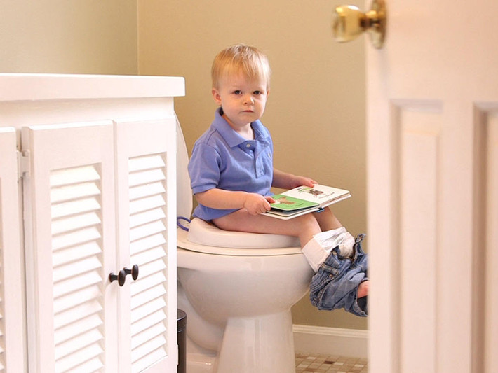 Hãy cố gắng kiên nhẫn, không bỏ cuộc và một ngày nào đó con bạn sẽ biết cách ngồi bồn cầu "đúng kiểu người lớn" như thế này.
