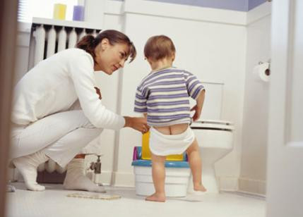 Dạy bé ngồi bô là một công việc đòi hỏi thời gian và một quá trình kéo dài từ từ. Các mẹ không nên quá nóng vội bắt bé làm quen với việc ngồi bô trong ngày một, ngày hai.