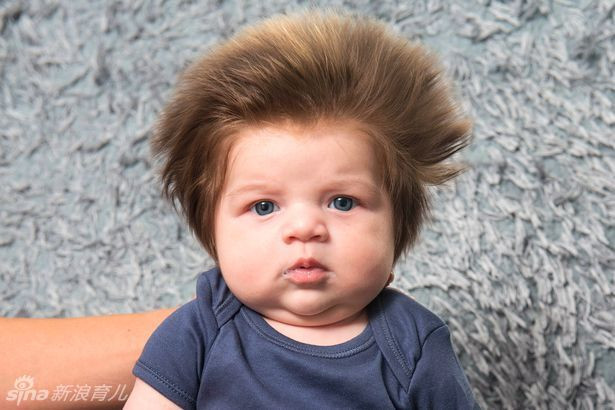 Cậu bé 2 tháng tuổi có mái tóc dựng đứng như chôm chôm được nuôi từ lúc ra đời cho tới hiện tại.