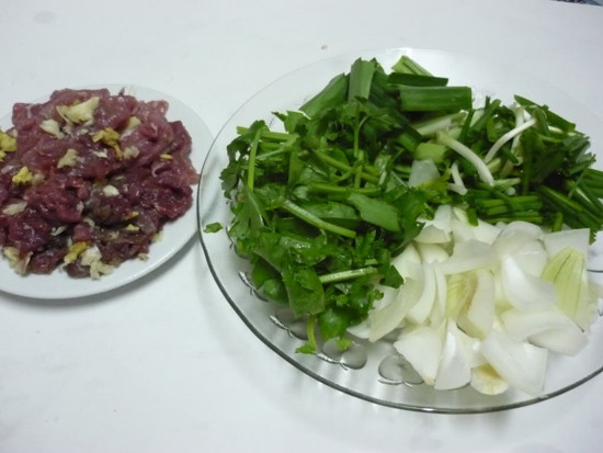 Cháo thịt bò cần tây: Cần tây được coi là một vị thuốc kháng sinh tự nhiên có tác dụng phòng ngừa các bệnh hô hấp ở trẻ. Tuy nhiên, mùi vị của cần tây rất hắc, các mẹ không nên cho quá nhiều vào cháo tránh trường hợp bé không ăn được.