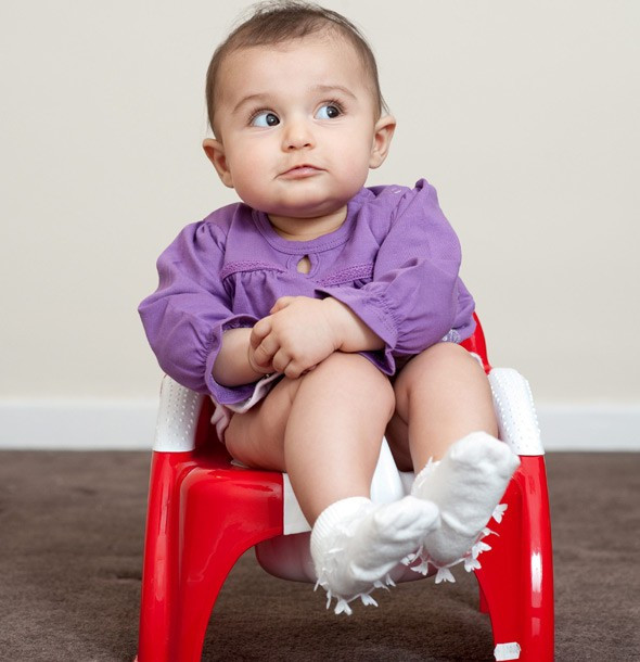Chú ý tới những hành vi, biểu hiện của bé khi bé có nhu cầu. Phổ biến nhất là các bé sẽ khóc, nhăn nhó khó chịu hay có những hành vi kỳ lạ như liên tục kéo quần.