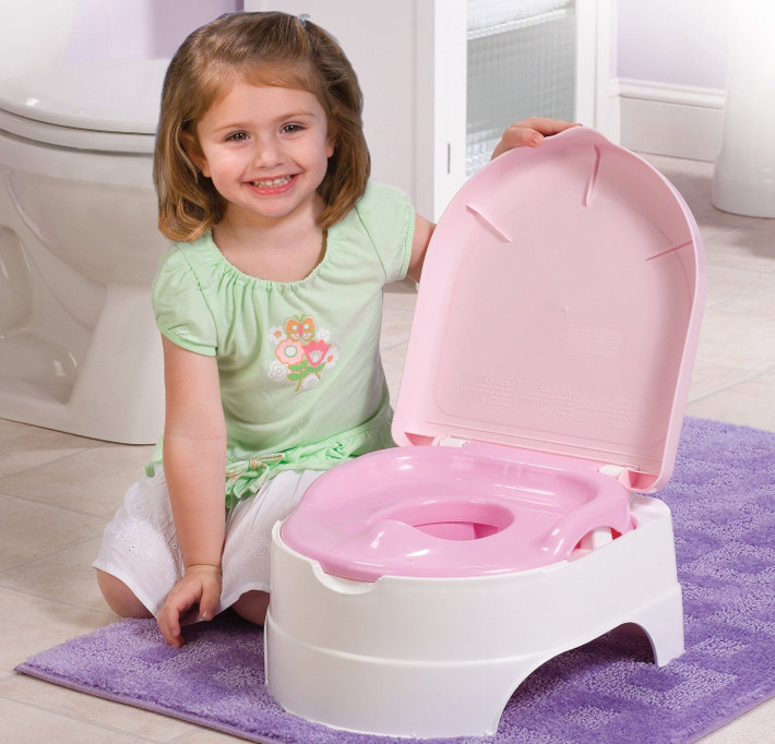 Nên dạy bé cách đi vệ sinh đúng giờ thay vì mặc tã cả ngày, bé nên quen với việc đi vệ sinh bằng bô vào một giờ nào đó trong ngày.
