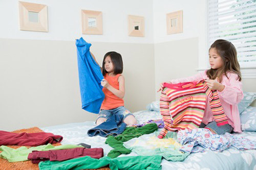 Việc nhà đơn giản cho bé 5-6 tuổi chính là gấp quần áo và bỏ vào trong tủ. Các mẹ cũng có thể dạy bé làm quen với công việc này từ bé để sau này bé học được thói quen giữ cho tủ quần áo của mình gọn gàng, ngăn nắp.