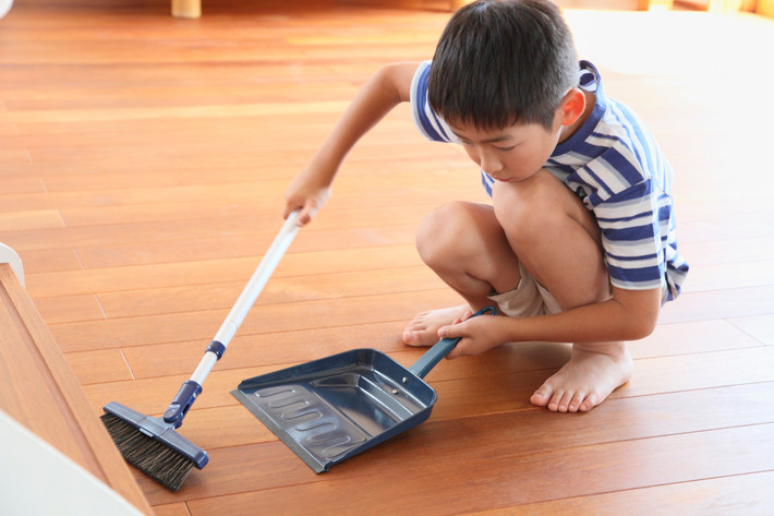Quét dọn phòng của mình cũng là một việc nhà nhẹ nhàng cho bé ở độ tuổi này.
