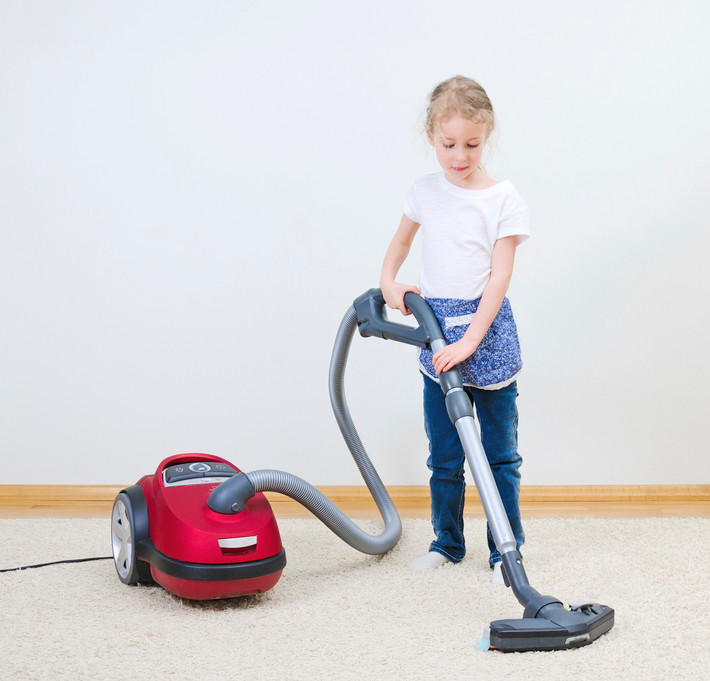 Sử dụng máy hút bụi rất đơn giản và bạn có thể dạy bé để bé hút bụi thảm trong nhà.