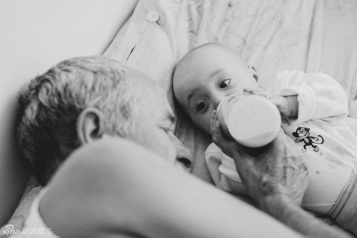 Nhiếp ảnh gia Tymianki cho rằng những người cha có thể không hoàn hảo nhưng tất cả mọi người rồi sẽ trở thành một người ông hoàn hảo.