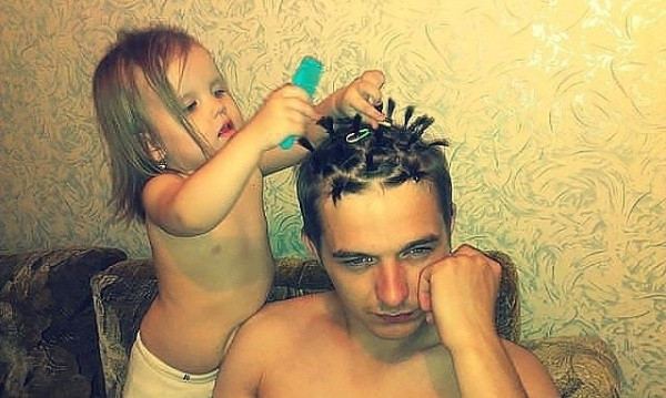 Hình ảnh bé gái làm tóc cho bố rất chuyên nghiệp và khéo tay dù tuổi đời còn nhỏ.