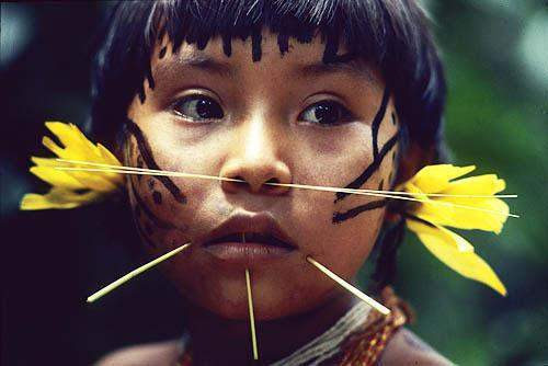 Người Yanomami được coi là một trong những dân tộc bản địa lâu đời nhất châu Mỹ và do sống cách biệt với thế giới văn minh nên đến tận bây giờ họ vẫn bảo tồn được những nghi lễ truyền thống nhất của mình.