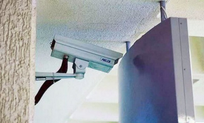 Anh chàng lắp camera theo dõi và anh chàng lắp tivi chắc sẽ "choảng" nhau một trận khi thấy hình ảnh này.