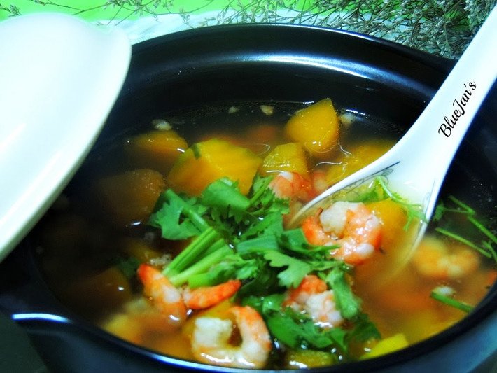 Canh bí đỏ nấu tôm: Canh này rất thơm ngon và bổ dưỡng với các bé vì tôm giúp cung cấp nhiều canxi đáp ứng được nhu cầu phát triển của cơ thể nhất là với các bé dưới 5 tuổi.