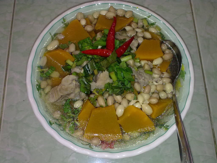 Canh bí đỏ nấu lạc (đậu phộng): Trong lạc có chứa nhiều vitamin và khoáng chất, đặc biệt là lạc có tác dụng làm giảm lượng cholesterol xấu trong cơ thể giúp phòng chống béo phì cho bé.